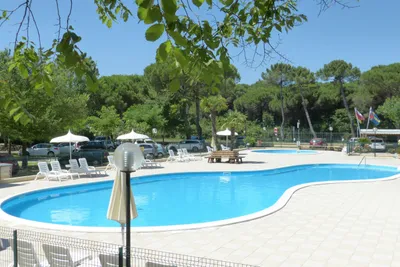 Camping Romagna - Campingplatzanlage mit Pool und Liegestühlen in der Sonne