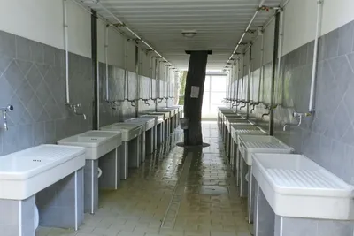 Camping Rosmarina - Sanitärbereich vom Campingplatz mit Waschbecken