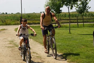 Camping Route Roemenië - Fahrrad Fahrer auf dem Campingplatz Gelände