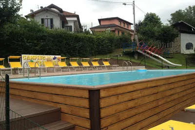 Camping Royal - Pool mit Liegestühlen und Sonnenschirmen auf dem Campingplatz