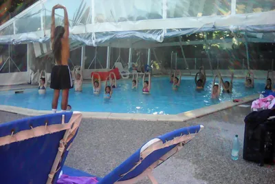 Camping Walmone - Poolbereich mit gerade stattfindendem Aquagym Kurs
