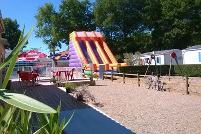 Camping Walmone - Hüpfburg auf dem Campingplatz