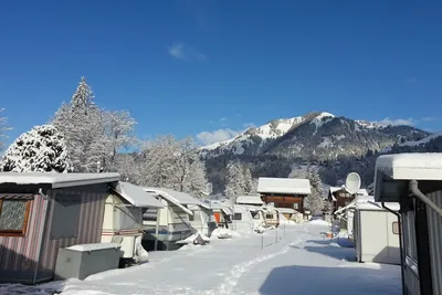 Camping Saanen Beim Kappeli  -  schneebedeckter Stellplatz vom Campingplatz mit Blick auf die Berge