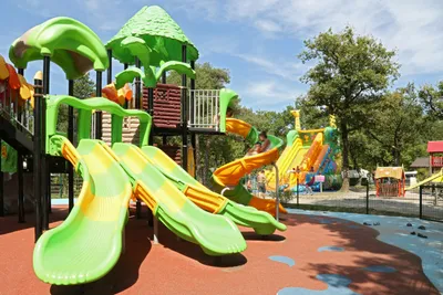 Camping Saint-Disdille - Kinderspielplatz mit Kletterburg und Rutschen