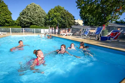 Camping Saint Grégoire - Pool im Freien auf dem Campingplatz