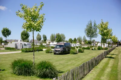 Camping SEASONOVA Saint-Michel  Camping Saint-Michel - Blick auf die Stellplätze im Grünen