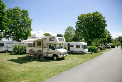 Camping Saint-Michel - Sonniger Wohnwagenstellplatz auf grüner Wiese auf dem Campingplatz
