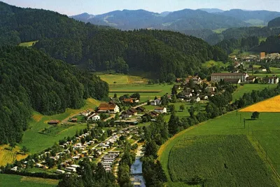 Camping Saland  -  Luftaufnahme vom Campingplatz am Fluss Töss mit Blick auf Berge