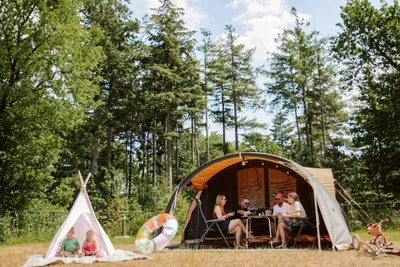 Camping Samoza - Familie auf ihrem Standplatz im Grünen