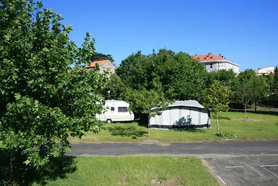 Camping San Francisco -  Wohnwagenstellplätze im Grünen auf dem Campingplatz