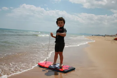 Camping San Vicente  - Kind beim Surfen am Strand vom Campingplatz