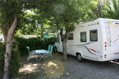 Camping San Vicente  -  Stellplatz vom Campingplatz zwischen Bäumen