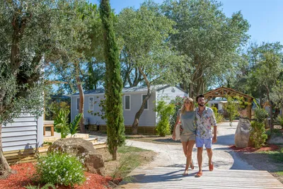 Camping Sandaya Blue Bayou - Spaziergänger auf dem Campingplatz 