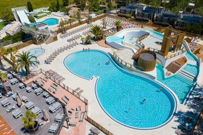 Camping Sandaya Blue Bayou - Pool und Wasserspielplatz mit Liegestühlen