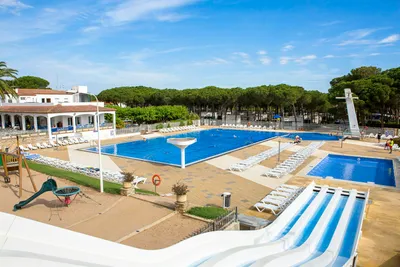 Cypsela Resort - Campingplatz mit Pool,Wasserrutsche, Liegestühlen und Sonnenschirmen
