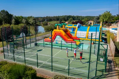 Camping le Carbonnier - Sportplatz und Hüpfburg auf dem Campingplatz