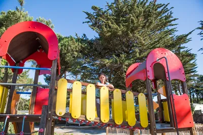 Camping les Grenettes - Kinder spielen auf dem Spielplatz
