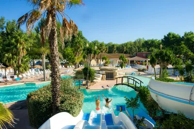 Camping Sandaya Les Vagues - Kinder auf der Wasserrutsche im Pool