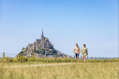Camping Sandaya Mont Saint-Michel - Gäste spazieren gemeinsam an der Promenade