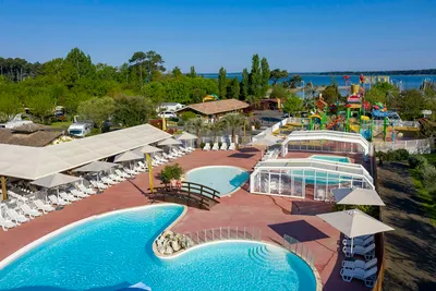 Camping Sandaya Sanguinet Plage - Campingplatz aus der Vogelperspektive mit Blick auf den Pool