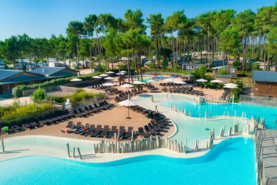 Camping Sandaya Soustons Village - Luftaufnahme des Campingplatzes mit Pool