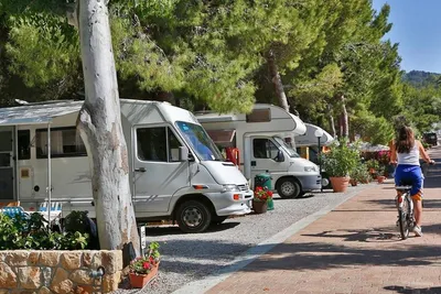 Camping Sanfilippo  -  Camper mit Fahrrad entlang der Stellplätze vom Campingplatz