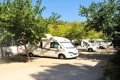 Camping Santa Marta - Stellplätze im Grünen auf dem Campingplatz