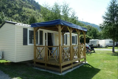 Camping Santa Monica  -  Mobilheim vom Campingplatz mit Veranda im Grünen