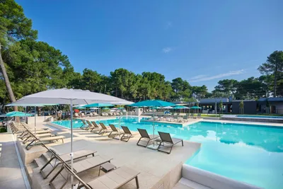 Camping Savudrija  - Pool im Freien mit Liegestühlen und Sonnenschirmen