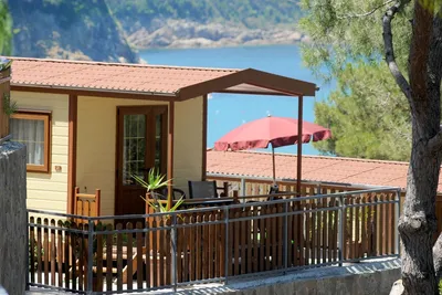 Camping Scaglieri  -  Mobilheim vom Campingplatz mit Veranda und Blick auf das Mittelmeer