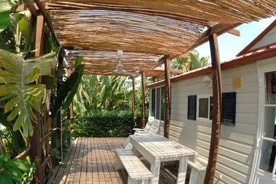 Camping Scarabeo  -  Mobilheim vom Campingplatz mit überdachter Veranda