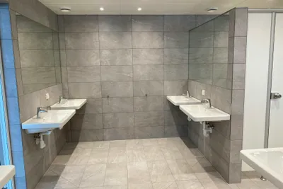 Camping Seespitz - Sanitärgebäude mit Waschbecken, Spiegel, Toiletten und Duschen