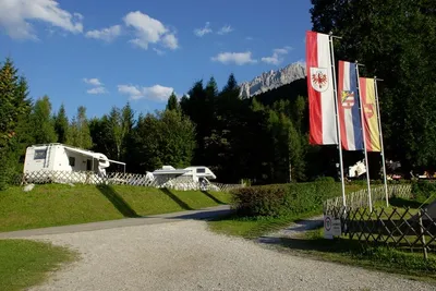 Camping Seewiese - Strasse auf dem Campingplatz mit Wohnmobilen am Rand