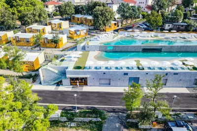 Camping Selce - Campingplatz Pool aus der Vogelperspektive