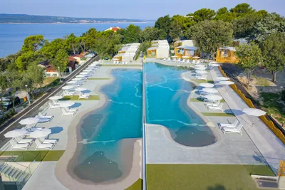 Camping Selce - Pool und Ferienwohnungen aus der Vogelperspektive