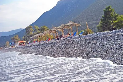 Camping Semeli - Badestrand mit Liegestühlen und Sonnenschirmen  beim Campingplatz 
