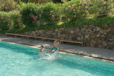 Sènia Cala Gogo  Camping Cala Gogo - Entspannungsbereich im Freibad