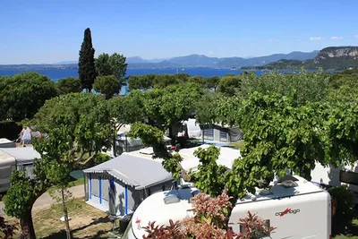 Camping Serenella - Übernachtungsmöglichkeiten auf dem Campingplatz mit Blick auf den Garda See