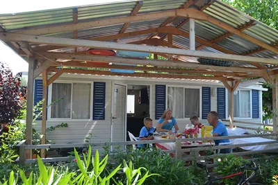 Camping Serenella -  Mobilheim auf dem Campingplatz mit Familien auf der Veranda