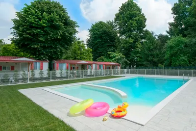 Camping Serenissima  -  Mobilheime vom Campingplatz mit Blick auf den Pool