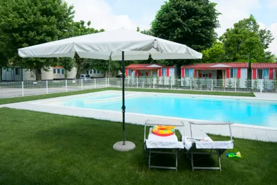 Camping Serenissima  -  Pool vom Campingplatz mit Sonnenschirmen und Liegestühlen