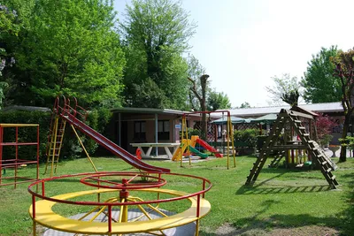 Camping Serenissima - Kinderspielplatz mit Schaukeln, Rutsche und Klettergeräten