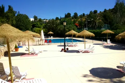 Camping Sierra Espuña  -  Poolbereich vom Campingplatz mit Liegestühlen und Sonnenschirmen