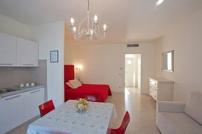 Camping Sirmione - Hauptzimmer eines Apartments mit Kochnische, Doppelbett und Esstisch