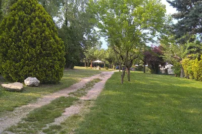 Camping Sirmione - Strasse mit Stellplätzen an den Seiten