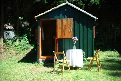 Camping Sisargas  - Sitzmöglichkeit vor dem Mobilheim auf dem Campingplatz