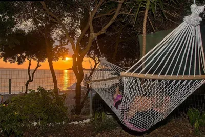 Camping Sofas - Gast in einer Hängematte mit Blick auf das Meer
