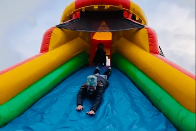 Camping Sonnenland - Trampolin mit Rutsche für Kinder