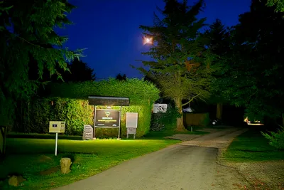 Camping Sous les étoiles Normandie - Einfahrt des Campingplatzes bei Nacht