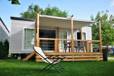 Camping Spiaggia -  Mobilheim mit Terrasse auf dem Campingplatz